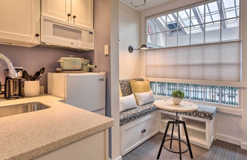 Downtown Apartment | Cozy Downtown Studio with Spa and Breakfast in Historic Mall