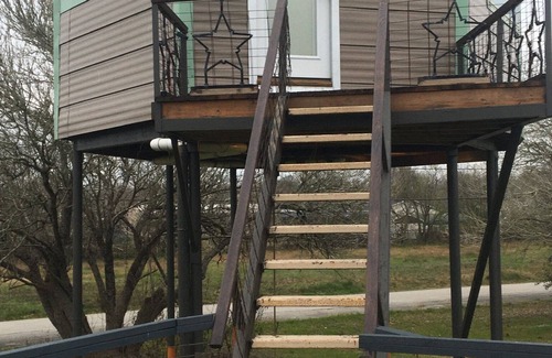 Dickinson Apartment | Unique Tree House with Spa & Breakfast Included