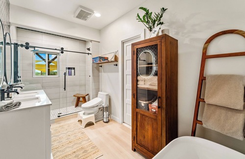 Travis County Other | Idyllic Farmhouse & Tiny House Retreat in the Countryside