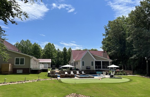 Farnham House | Unique Getaway with Private Pickleball Court