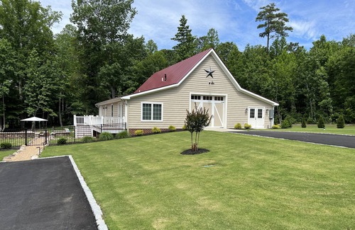 Farnham House | Unique Getaway with Private Pickleball Court