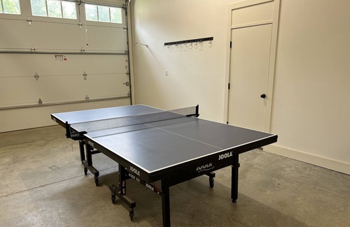 Farnham House | Unique Getaway with Private Pickleball Court