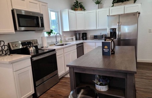 Governmental Mall House | Remarkable Grand Ave 2bdrm Home Near Downtown - Pet Friendly!