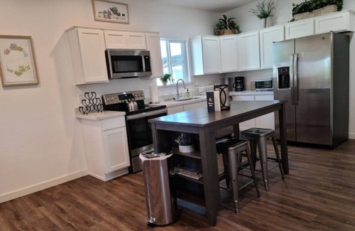 Governmental Mall House | Remarkable Grand Ave 2bdrm Home Near Downtown - Pet Friendly!