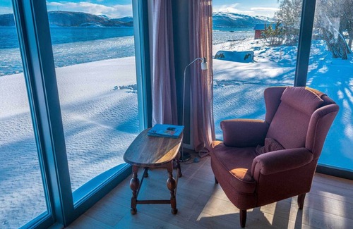 Tverlandet House | Seaside Retreat with Ocean View and Spa Amenities