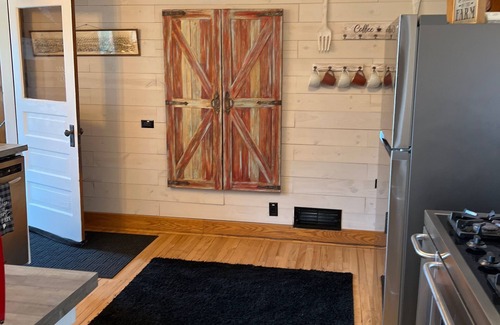 Tomahawk House | Unforgettable House by Lake Nokomis - Top-Rated Stay!