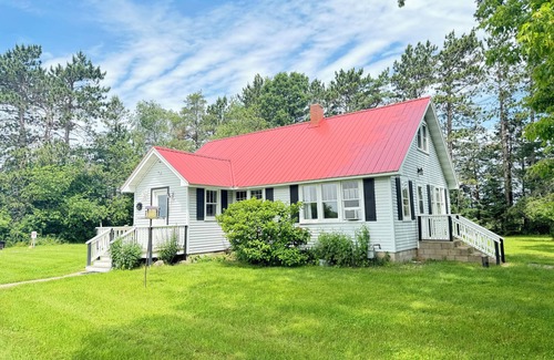 Tomahawk House | Unforgettable House by Lake Nokomis - Top-Rated Stay!