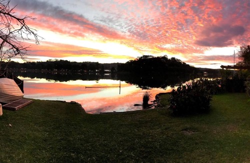 Narrabeen House | Serene Lagoon Oasis with Oceanfront Views for Families
