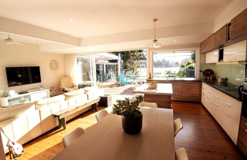 Narrabeen House | Serene Lagoon Oasis with Oceanfront Views for Families