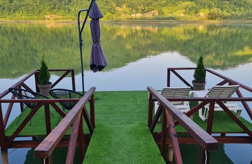 Milici House | Enchanting Lake House Paradiso with Hot Tub & Top Reviews