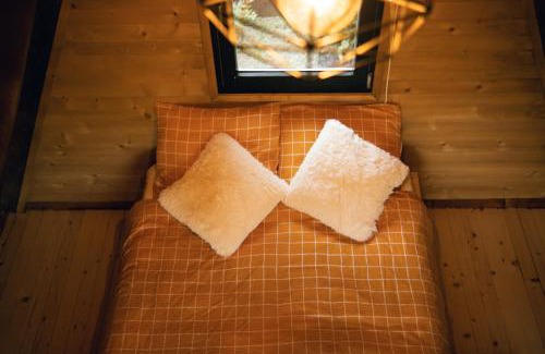 Milici House | Enchanting Lake House Paradiso with Hot Tub & Top Reviews