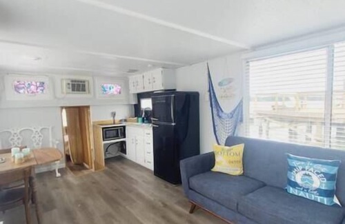 Steele Creek Boat Rental | Unique Lakefront House Boat at Long Cove Resort Awaits You