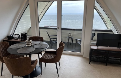 Huisduinen Apartment | Sea View Loft Retreat with Pool & Breakfast - Loft Seaview