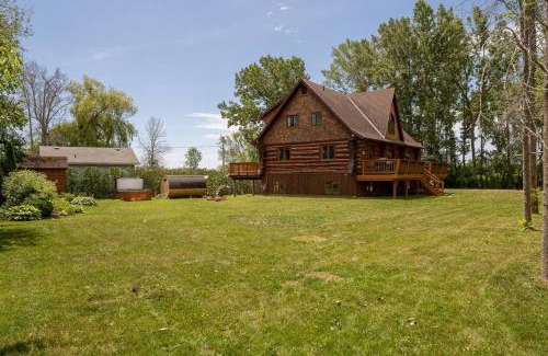 Brighton House | Enchanting Log House Retreat with Spa by Presque'ile Park