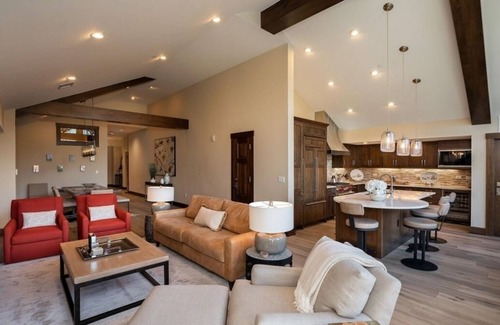Avon Condo | Experience Premier Ski Resort & Spa with Hot Tub Amenities