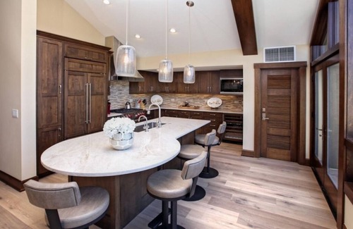 Avon Condo | Experience Premier Ski Resort & Spa with Hot Tub Amenities