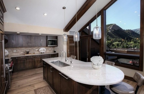 Avon Condo | Experience Premier Ski Resort & Spa with Hot Tub Amenities