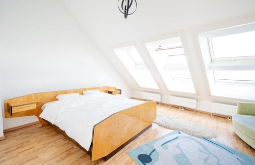 Erdberg Apartment | Stylish Maisonette Apartment with Scenic Gasometer Views