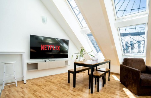 Erdberg Apartment | Stylish Maisonette Apartment with Scenic Gasometer Views