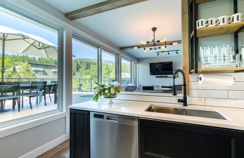 East Kootenay Apartment | Modern Downtown Penthouse with Family-Friendly Amenities