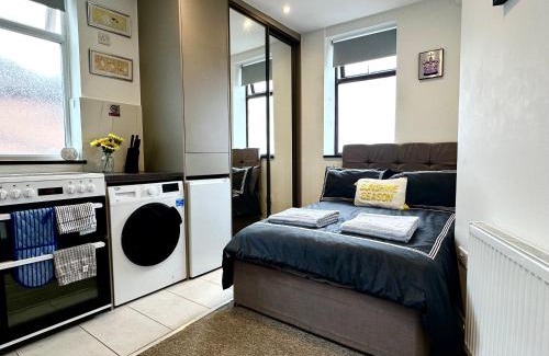 West Hendon Apartment | Modern 1 Bed Flat, Just 15 Minutes to Central London