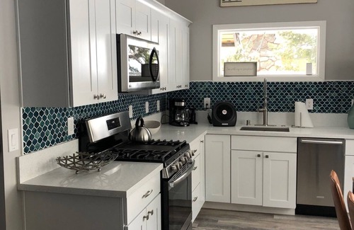 Lakeridge Apartment | Inviting Modern Studio with Lake Views and Breakfast Included