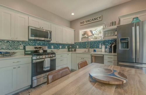 Lakeridge Apartment | Inviting Modern Studio with Lake Views and Breakfast Included