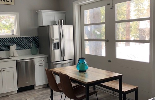 Lakeridge Apartment | Inviting Modern Studio with Lake Views and Breakfast Included