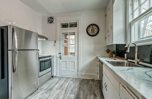 Montcalm Apartment | Renovated 1600 sq ft Apartment with Spa & Breakfast Options