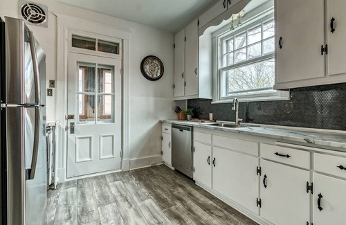 Montcalm Apartment | Renovated 1600 sq ft Apartment with Spa & Breakfast Options