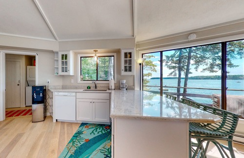 Isle of Springs Cottage | Oceanfront Retreat with Breathtaking Views & Bright Interiors