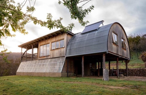 Fingal House | Inviting Off-Grid Retreat with Hot Tub and Sauna Escape