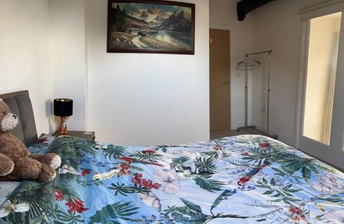 Brackley House | Remarkable Old Auction House: Family-Friendly Retreat