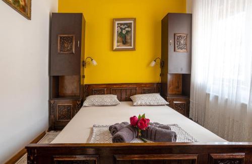 Old Town House | Charming Old Town Retreat: Steps to Beach & Harbour