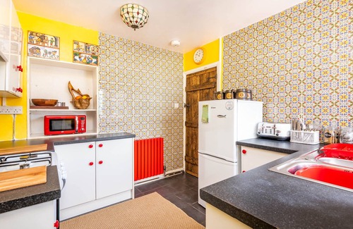 Mabe Cottage | Cozy Pirate Cottage with Hot Tub in Penryn, Falmouth