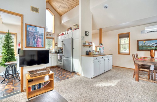 Sisters House | Cozy Private Cabin in the Pines - Top-Rated Getaway!