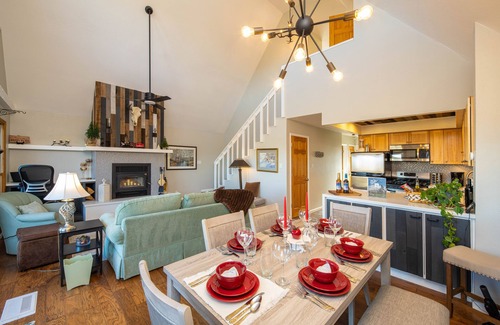 Reno House | Dog-Friendly Mountain Retreat with King Bed & Breathtaking Views