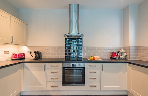 Denton House | Idyllic Countryside Retreat Near Kingston with Pool & Breakfast
