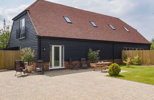 Denton House | Idyllic Countryside Retreat Near Kingston with Pool & Breakfast
