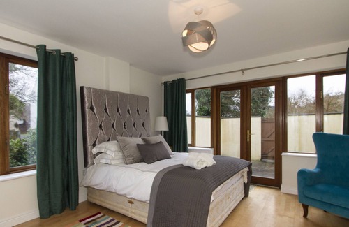 Westport House | Unique Quiet Peaceful Home By the Sea and Near the Quays