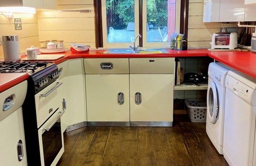 Chale House | Cozy Tin Tabernacle for Group Getaways, Pet Friendly!