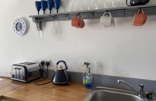 Stoney Middleton House | Tranquil Retreat: Pet-Friendly Barn with Hot Tub & Scenic Walks