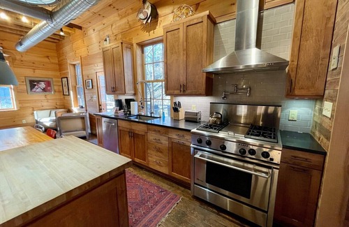 Lansing Cabin | Historic Mill-Creekside: Family-Friendly with Fishing & WiFi