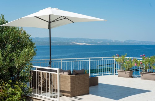 Pisak Villa | Exclusive Seafront Villa with Pool and Ocean Views
