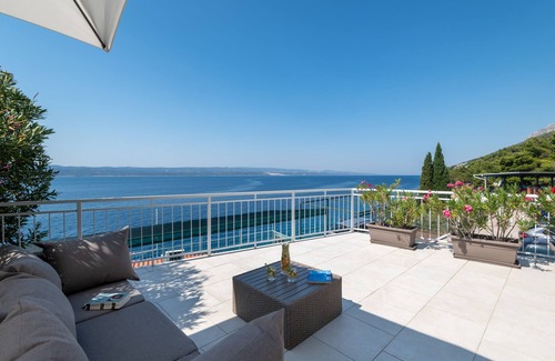 Pisak Villa | Exclusive Seafront Villa with Pool and Ocean Views