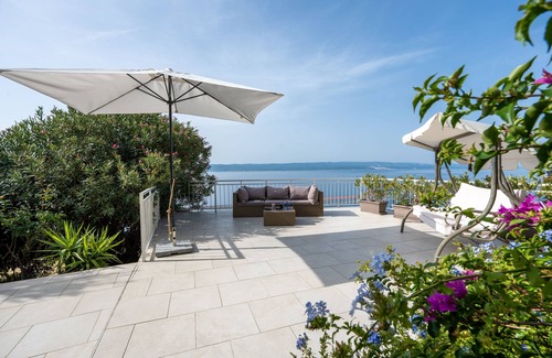 Pisak Villa | Exclusive Seafront Villa with Pool and Ocean Views