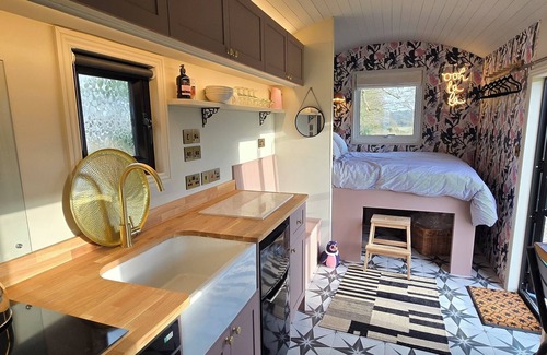 Laverton Apartment | Unique Shepherd's Hut in the Cotswolds, pet friendly, a glorious retreat