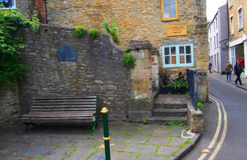 Frome Apartment | Exceptional Hotel in the Heart of Frome: Child-Friendly Stay
