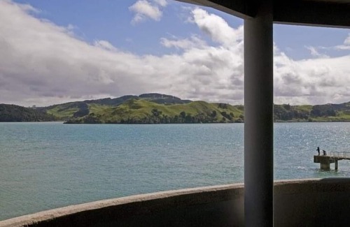 Raglan Apartment | Stylish Apartment in Former Golden Bay Silo with Breakfast