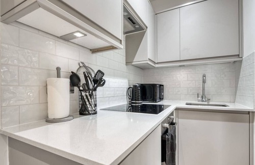 Southfields House | Inviting 2BD House with Balcony & Spa Amenities
